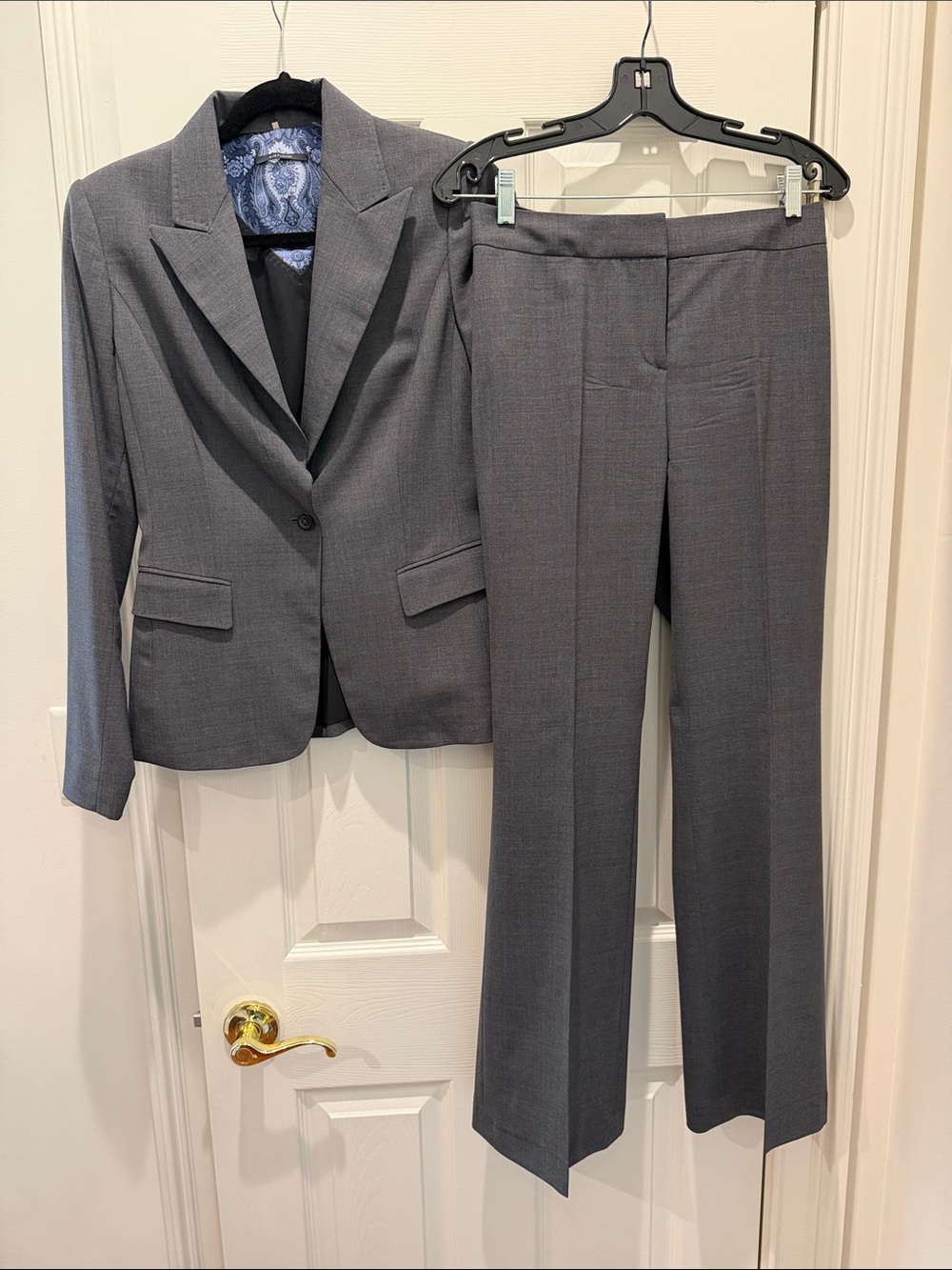 Elie Tahari Gray Women's Two-Piece Suit Jacket and Pants